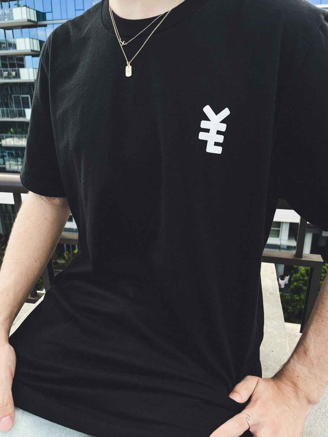 BLK LOGO ESSENTIALS TEE